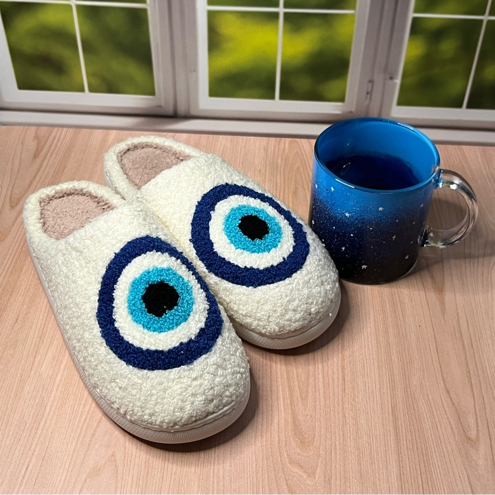 EYES ON ME SLIPPERS AND TEXTURED MUG